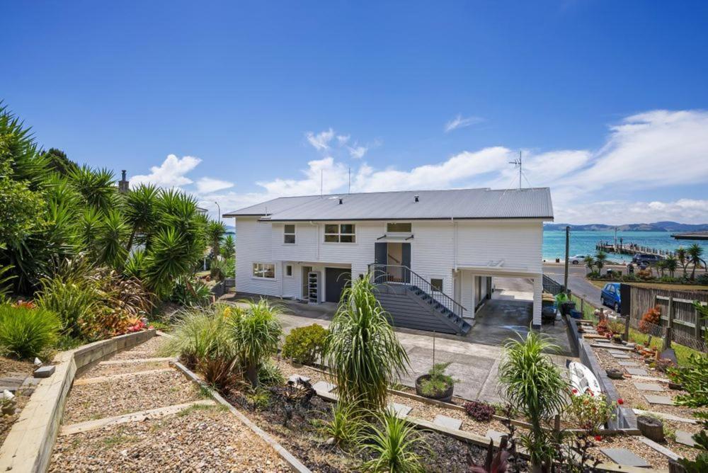Beach Front Resort! Maraetai Exterior foto