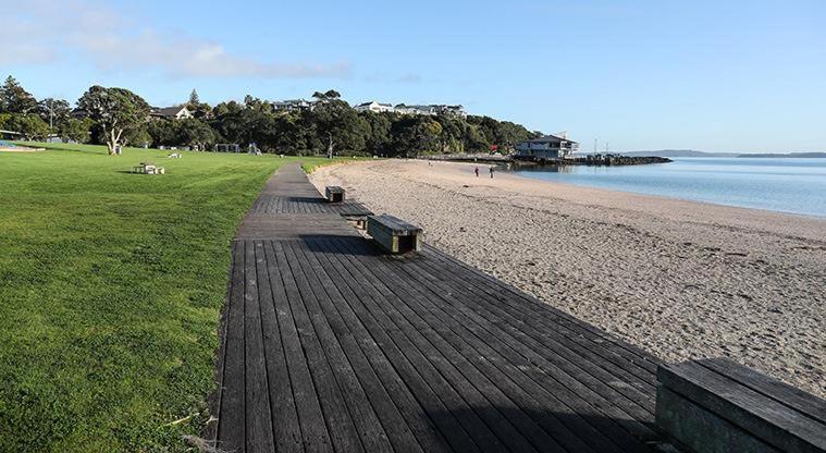 Beach Front Resort! Maraetai Exterior foto